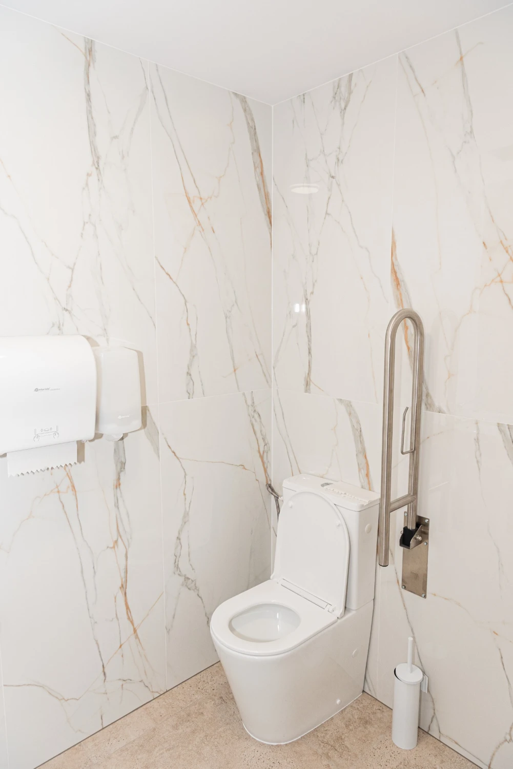 Toaleta z uchwytem przy WC